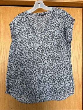 Hillary Radley Black, Gray & White V-Neck Cap Sleeve Blouse